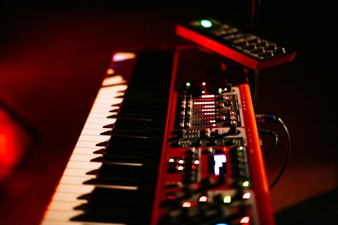Elektroniskt klaviaturinstrument med belysta reglage i rött ljus