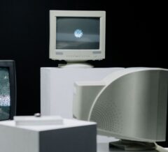 Flera äldre CRT-tv-apparater och datorskärmar mot svart bakgrund